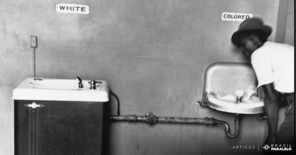 Segregacao-racial-nos-estados-unidos-negro-bebe-agua-em-bebedouro-separado-dos-brancos