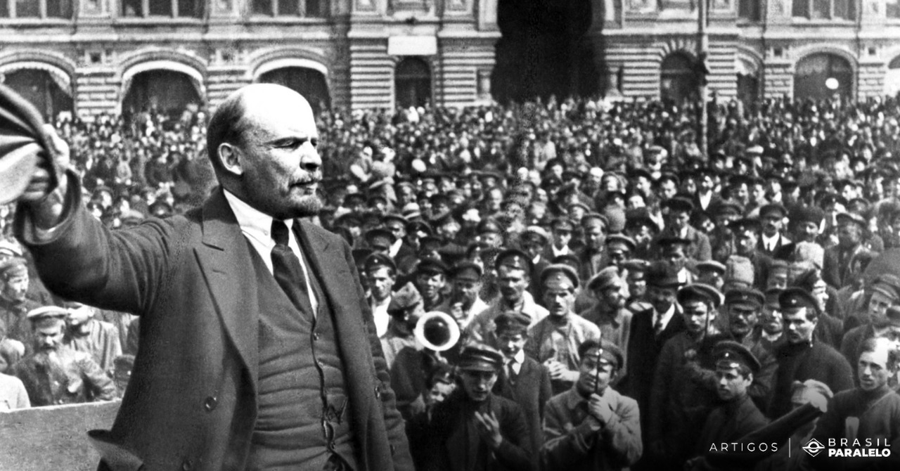 Lênin guiando as massas durante a Revolução