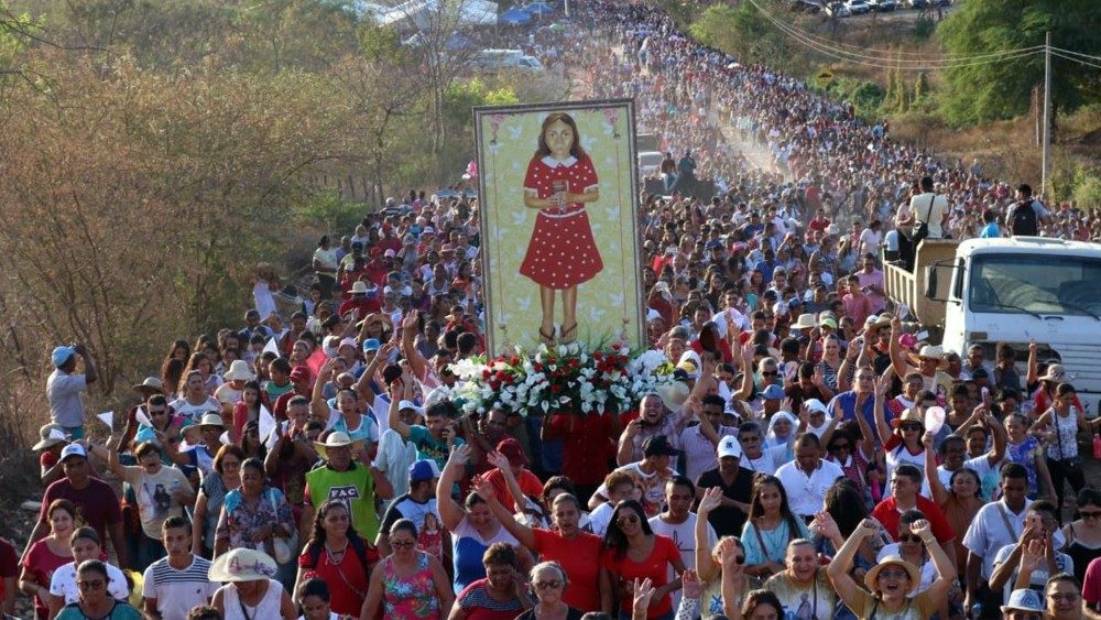 romaria com quadro da menina benigna beatificada no Ceará