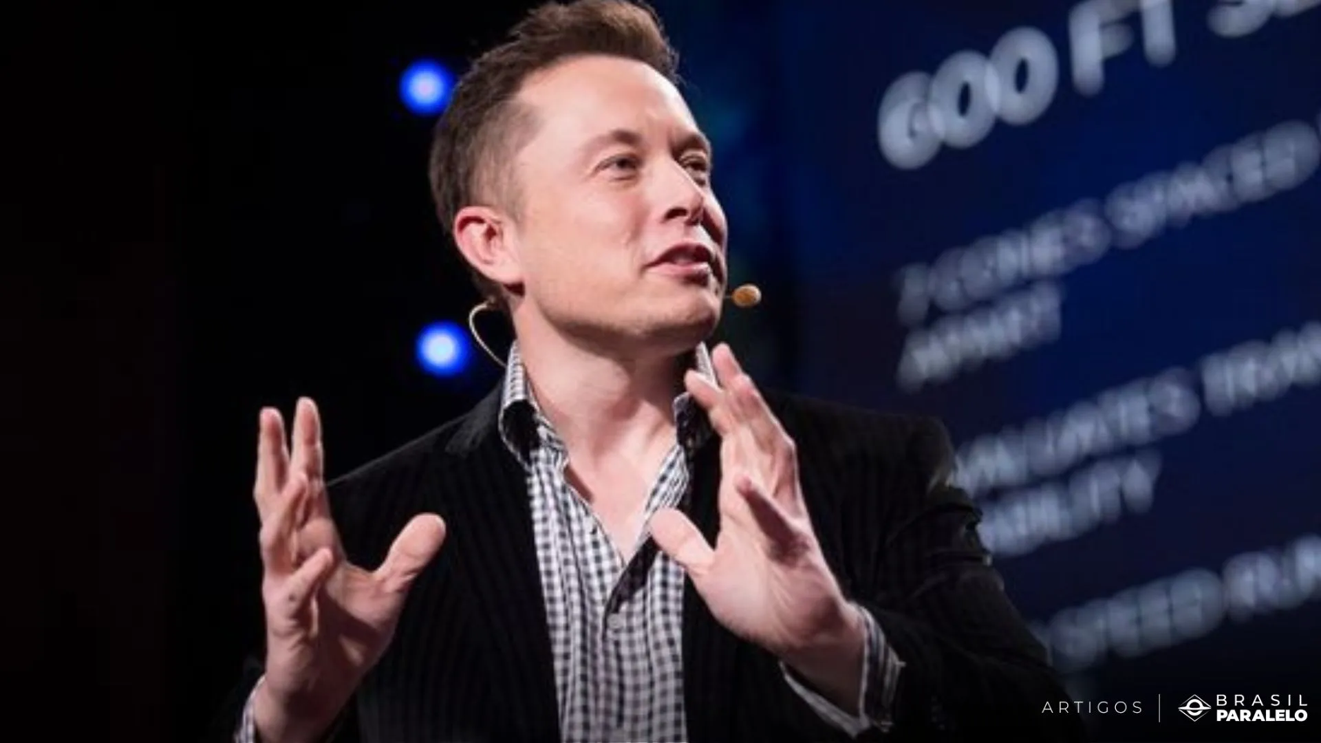 Elon Musk com foguetes da SpaceX ao fundo