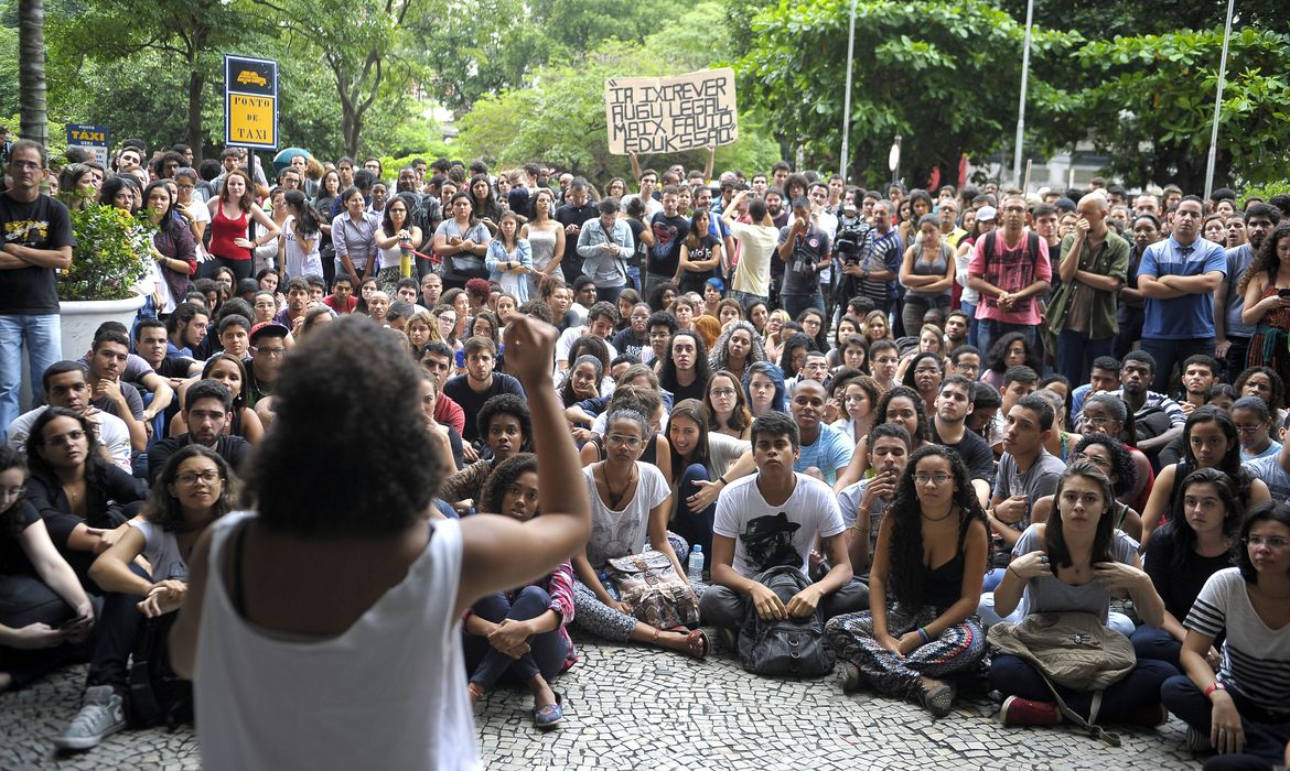 Rio de Janeiro - Alunos da Uerj ocupam o campus da universidade no Maracanã, em protesto pelo não pagamento das bolsas dos estudantes e dos salários de servidores terceirizados (Tânia Rêgo/Agência Brasil)