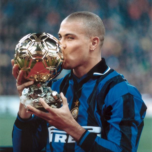 Ronaldo e a Bola de Ouro, vencida em 1997 pelo brasileiro (Foto: Reprodução/Inter de Milão)