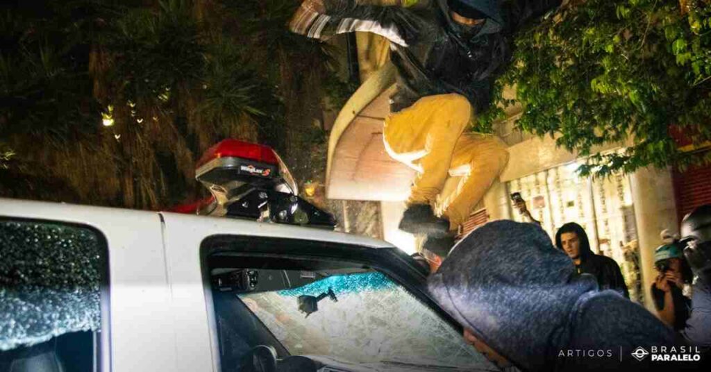 Antifascistas-em-confronto-com-a-policia