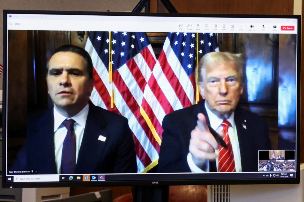 Donald Trump comparecendo remotamente para sua audiência de sentença no Tribunal Criminal de Nova York por meio de tela de computador