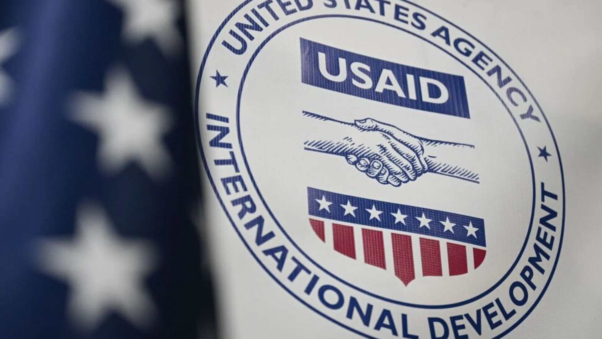 Bandeiras EUA e América Latina com símbolo de corte de financiamento USAID
