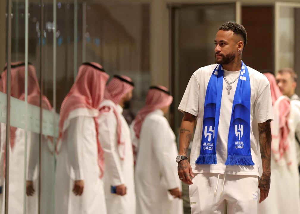 Joia de Neymar com crucifixo chama atenção na chegada à Arábia Saudita;  entenda | Famosos | gshow
