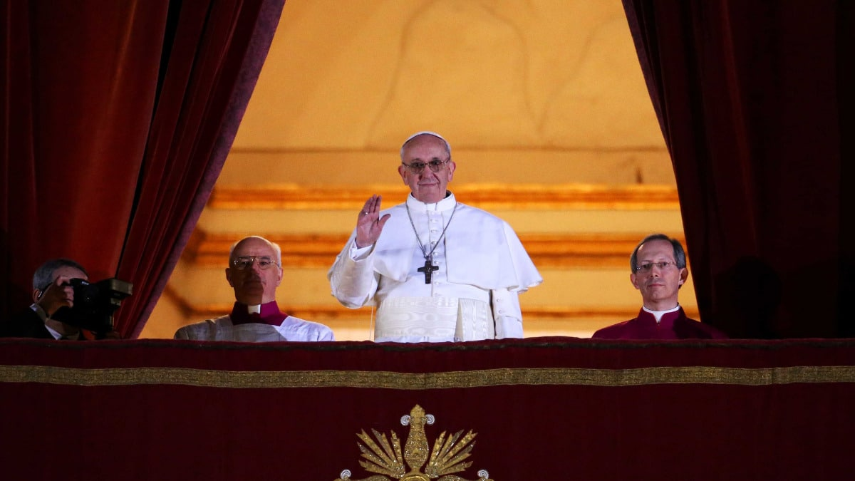 Cena da primeira bênção do papa Francisco. Imagem: Vatican News.