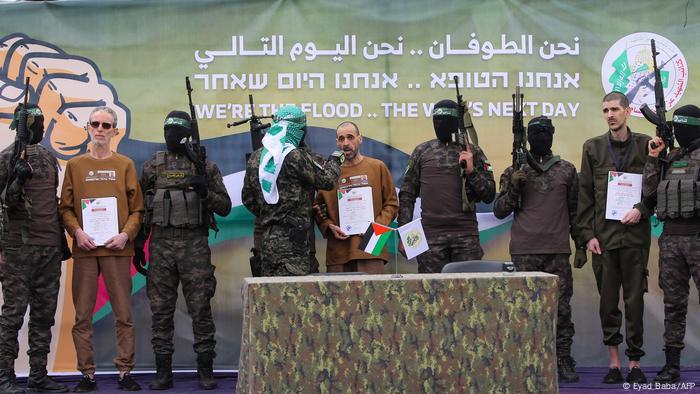 Momento em que o Hams devolveu os três reféns Ohad Ben Ami, Raz Ben Ami e Eli Sharabi. Os três apresentavam sinais claros de desnutrição. Imagem: DW.