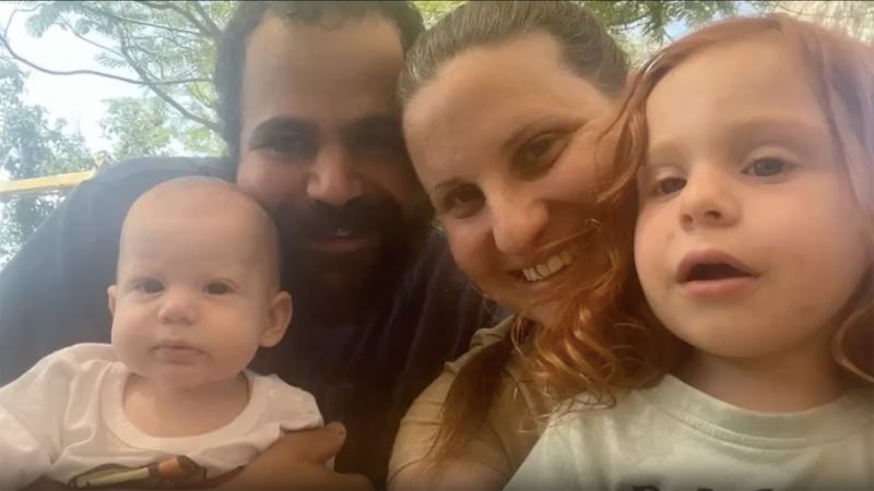 A família Bibas antes de ser separada pelo atentado do Hamas no final de 2023. Apenas o pai sairia do cativeiro com vida. Imagem: Maurice Schnaider/CNN Brasil.