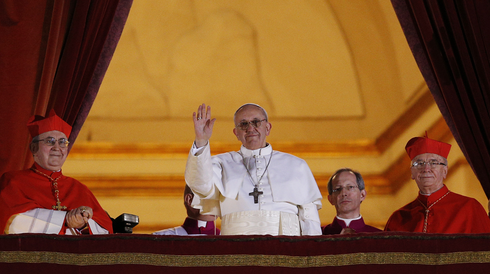 Papa francisco acenando apó ser eleito em 2013