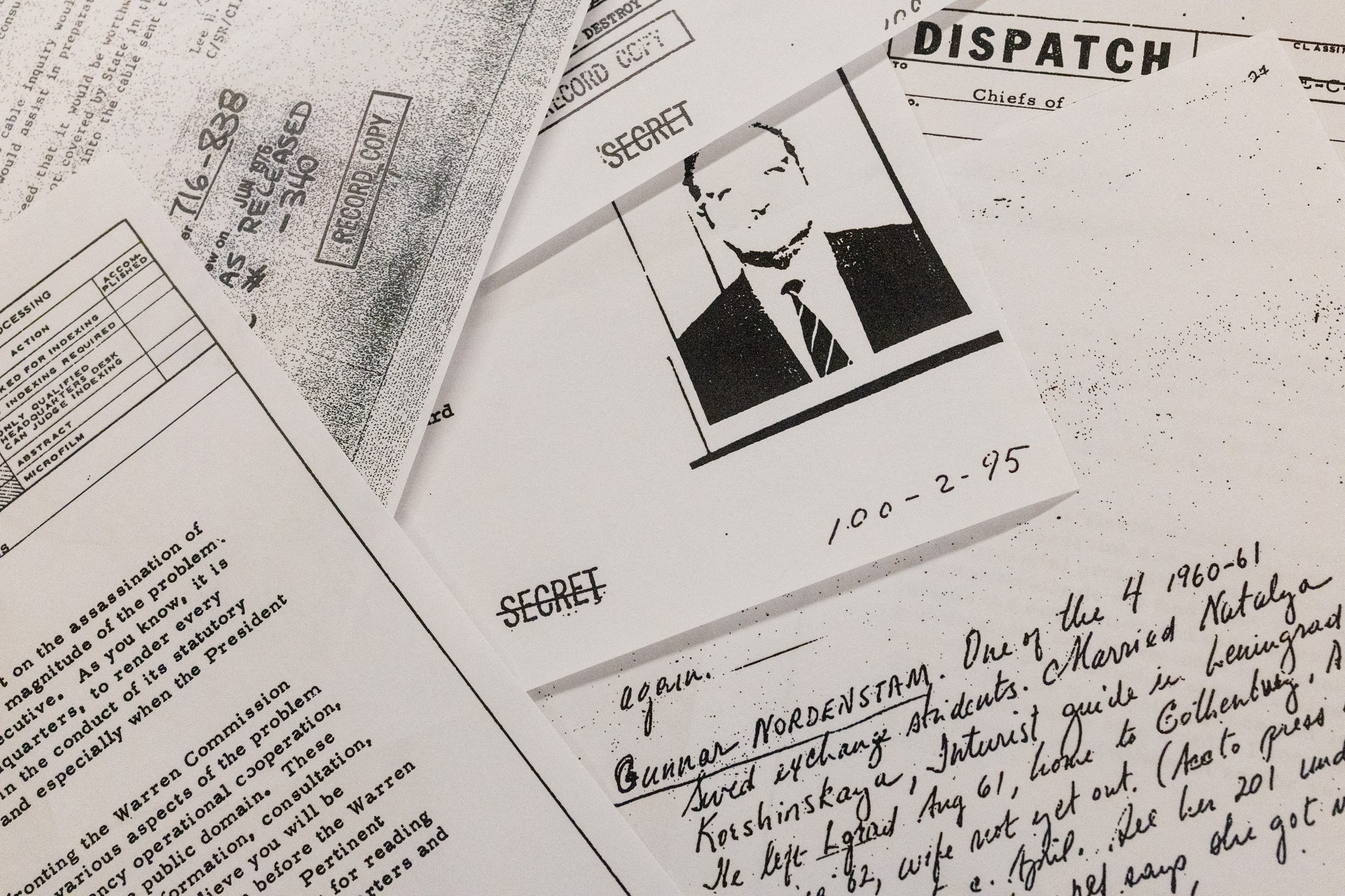Documentos sobre o caso JFK, após terem sido divulgados pelo presidente Trump em 18 de março de 2025.