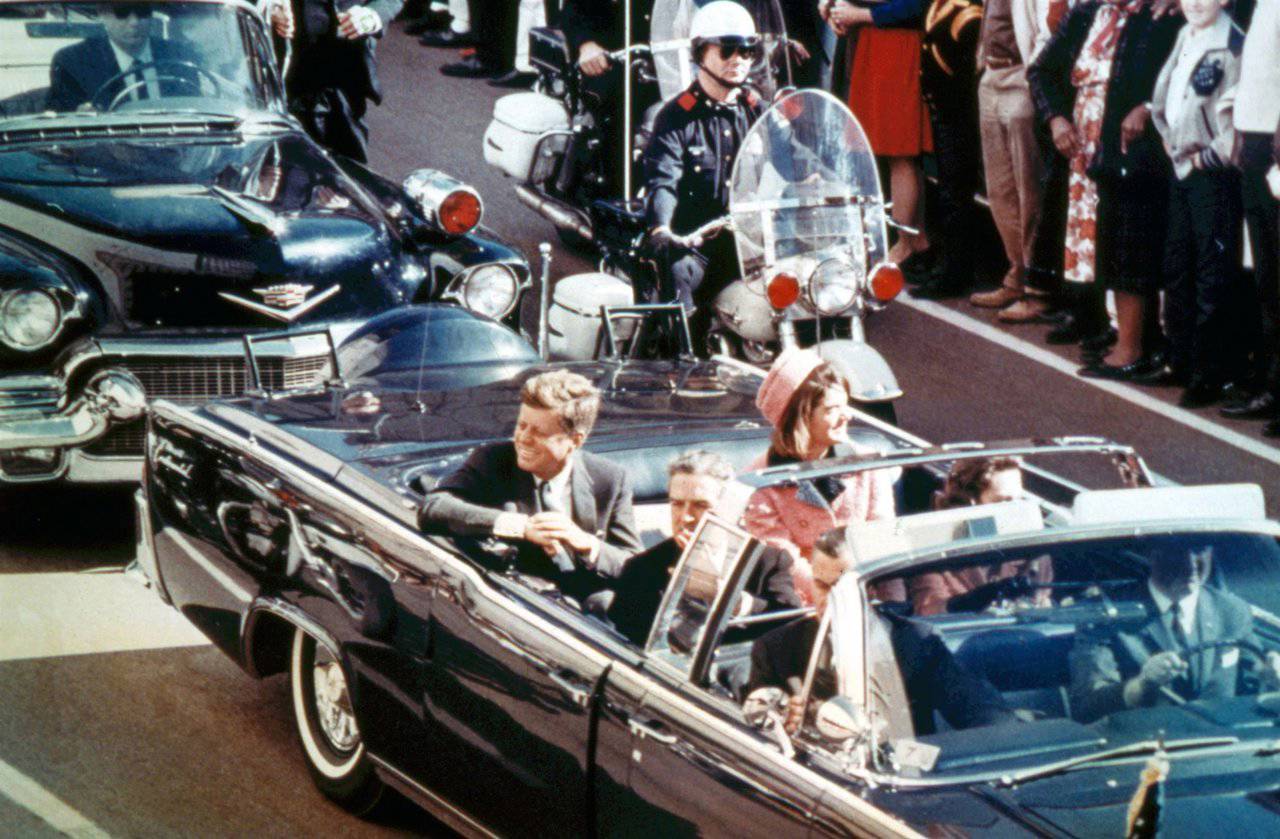 Presidente Kennedy ao lado da primeira dama em cortejo presidencial