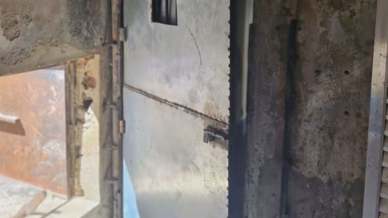 passagem secreta no bunker usado pelos criminosos. Fonte: Polícia Militar do Rio de Janeiro/G1