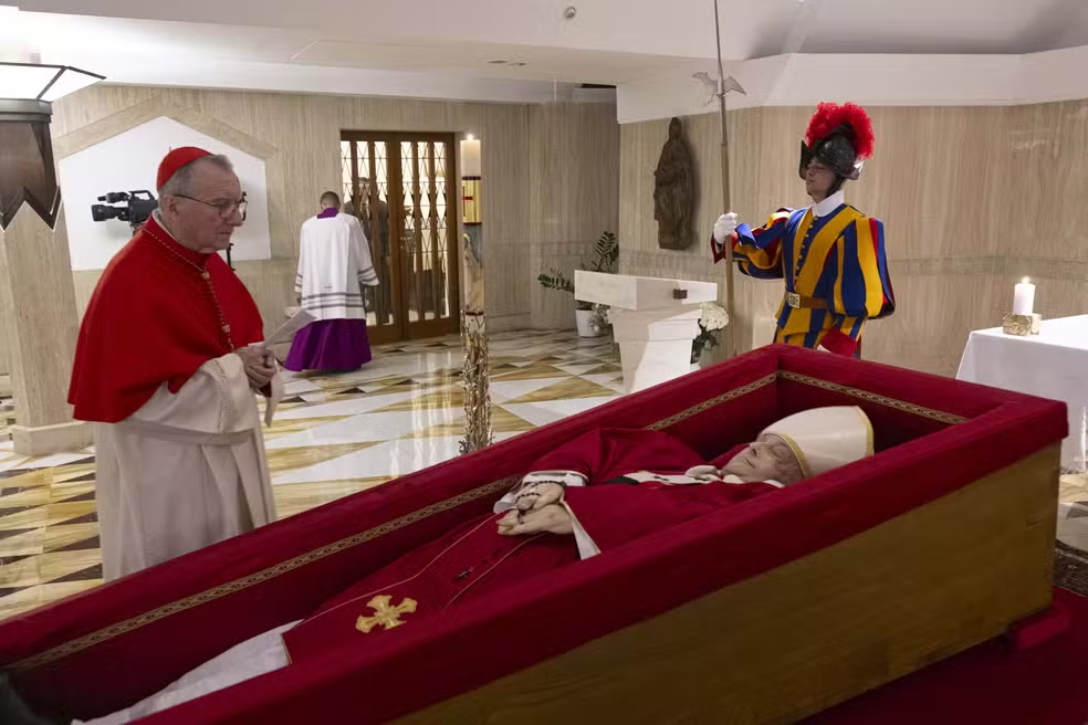Papa francisco no caixão ao lado do Cardeal Kevin Farrel