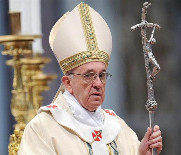 papa francisco usando mitra e pálio durante a missa