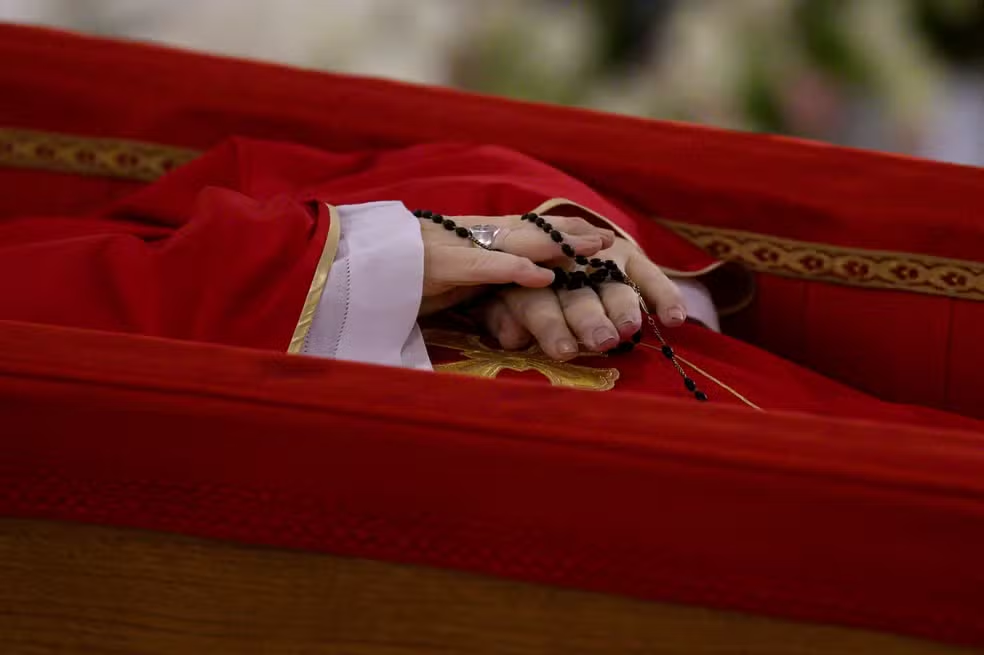 Mãos do papa Francisco com o anel episcopal e terço
