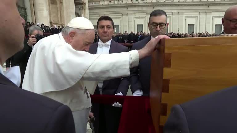 Papa Francisco compara Bento XVI a Jesus em funeral no Vaticano diante de  milhares | CNN Brasil