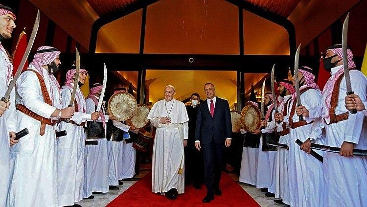 Sob forte segurança, papa se torna o 1º chefe da Igreja Católica a visitar  o Iraque - Estadão