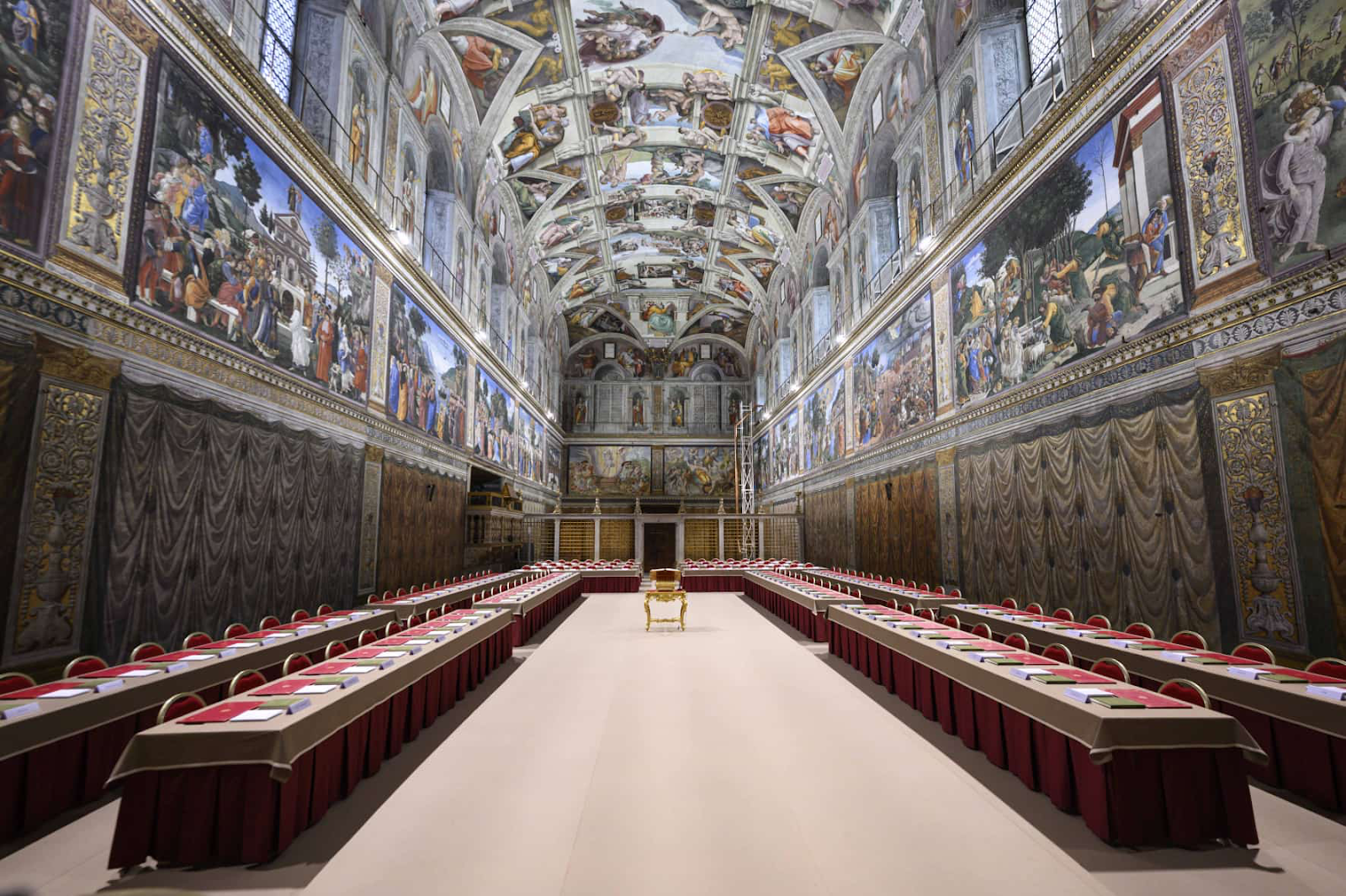 Capela sistina pronta para o conclave