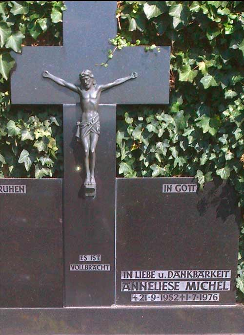Túmulo de Anneliese Michel. Foto: Site Padre Paulo Ricardo