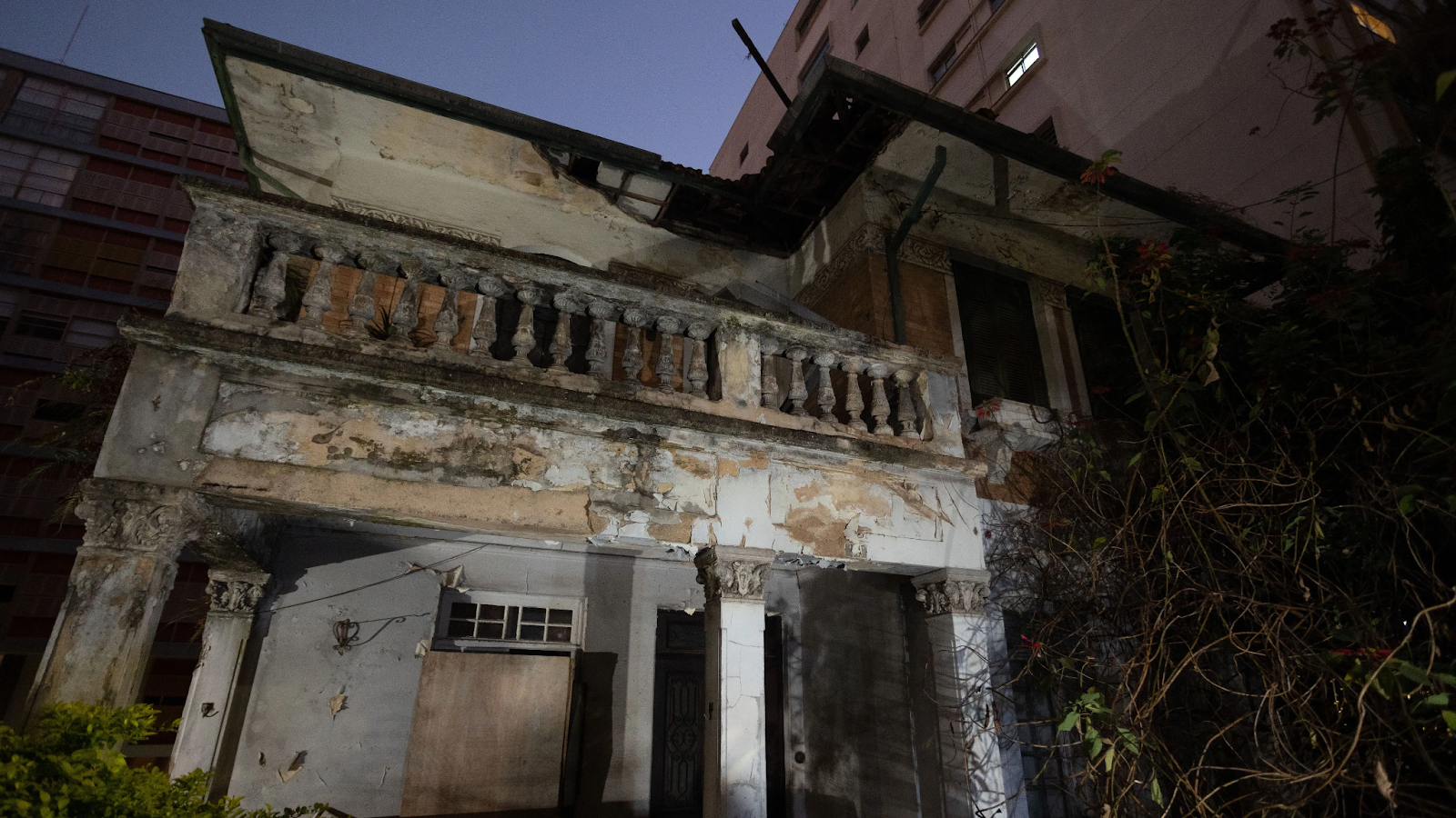 Pessoas observam casa de Margarida Bonetti Imagem: Isaac Fontana/CJPress/Estadão Conteúdo