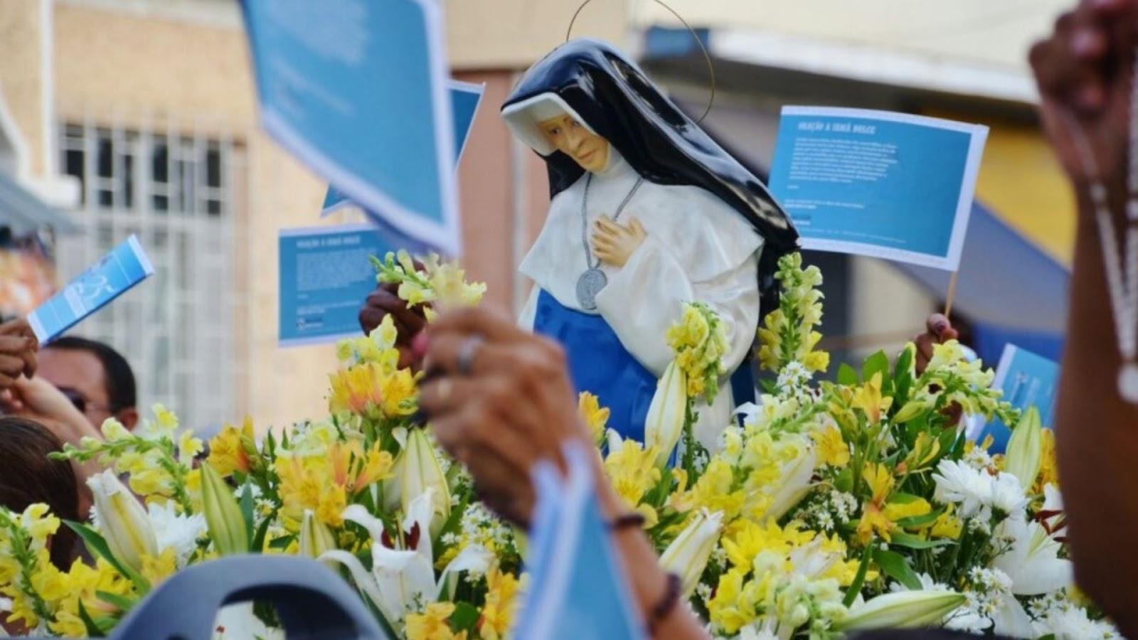 Procissão para Santa Irmã Dulce no dia 13 de agosto, na Bahia.