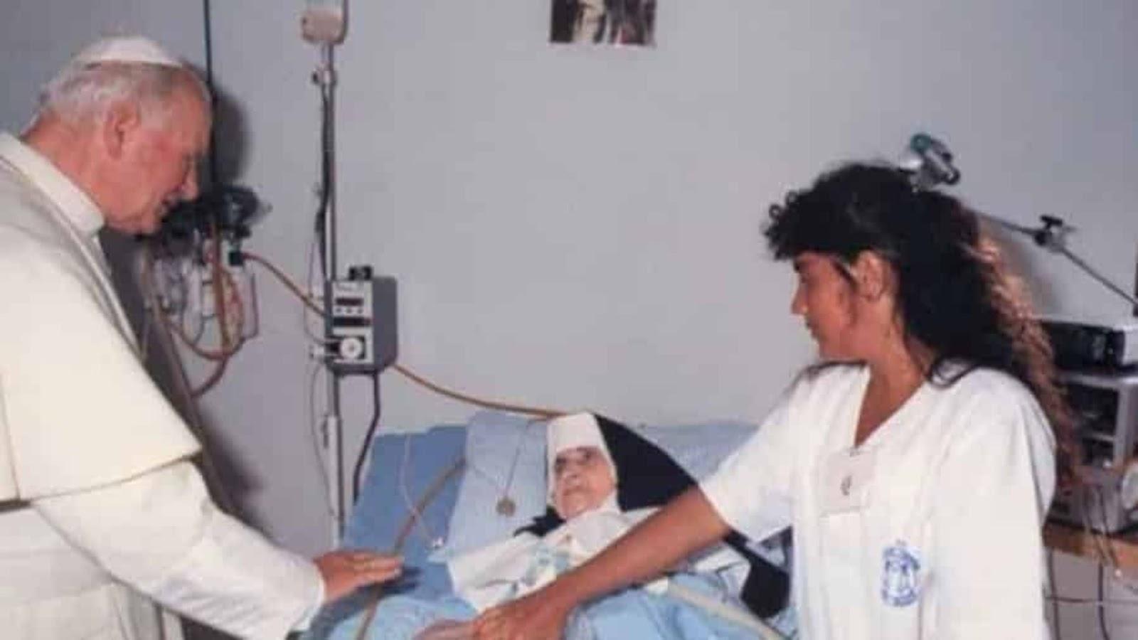 Papa João paulo II encontrando a irmã Dulce dos Pobres no hospital.