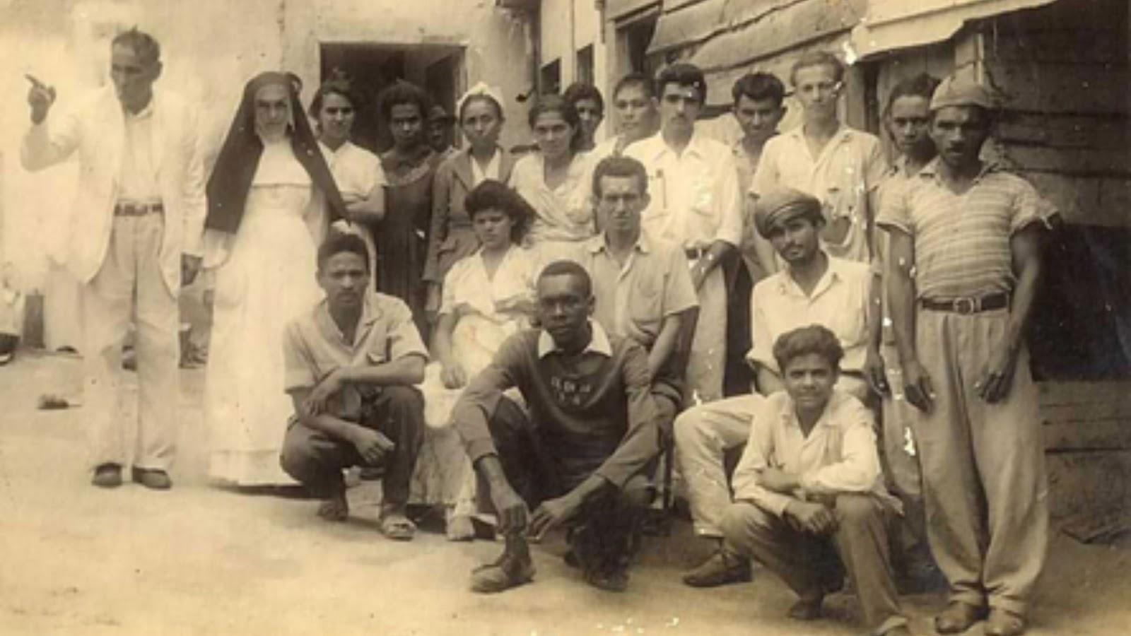 Irmã Dulce dos pobres com trabalhadores ligados à associação