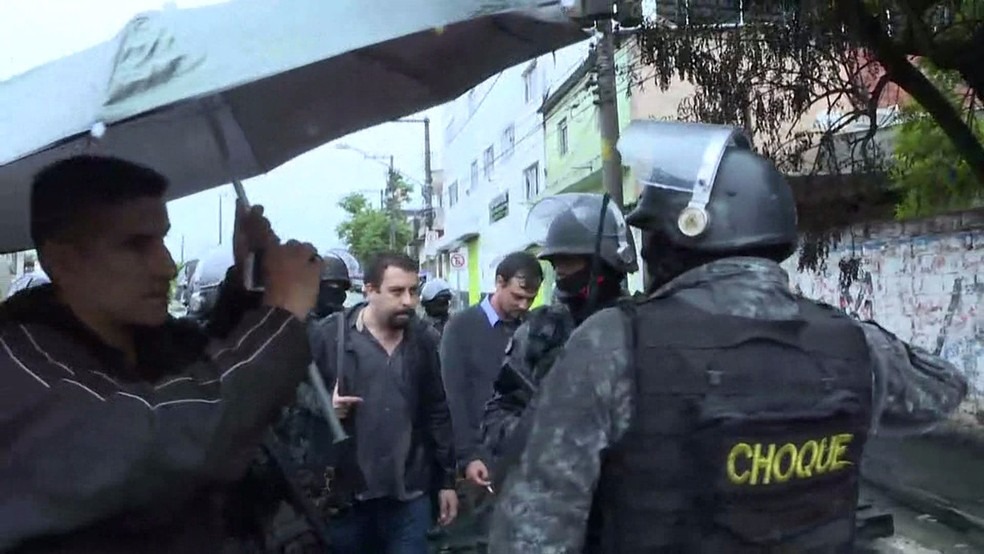 Boulos sendo detido pela PM durante reintegração de posse — Foto: Amós Alexandre/Globonews