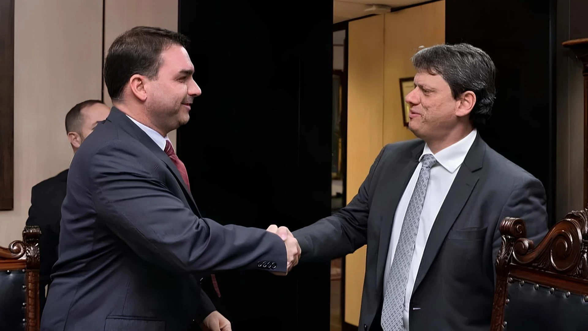 Flávio Bolsonaro e Tarcísio vítimas de ataques com páginas fantasmas