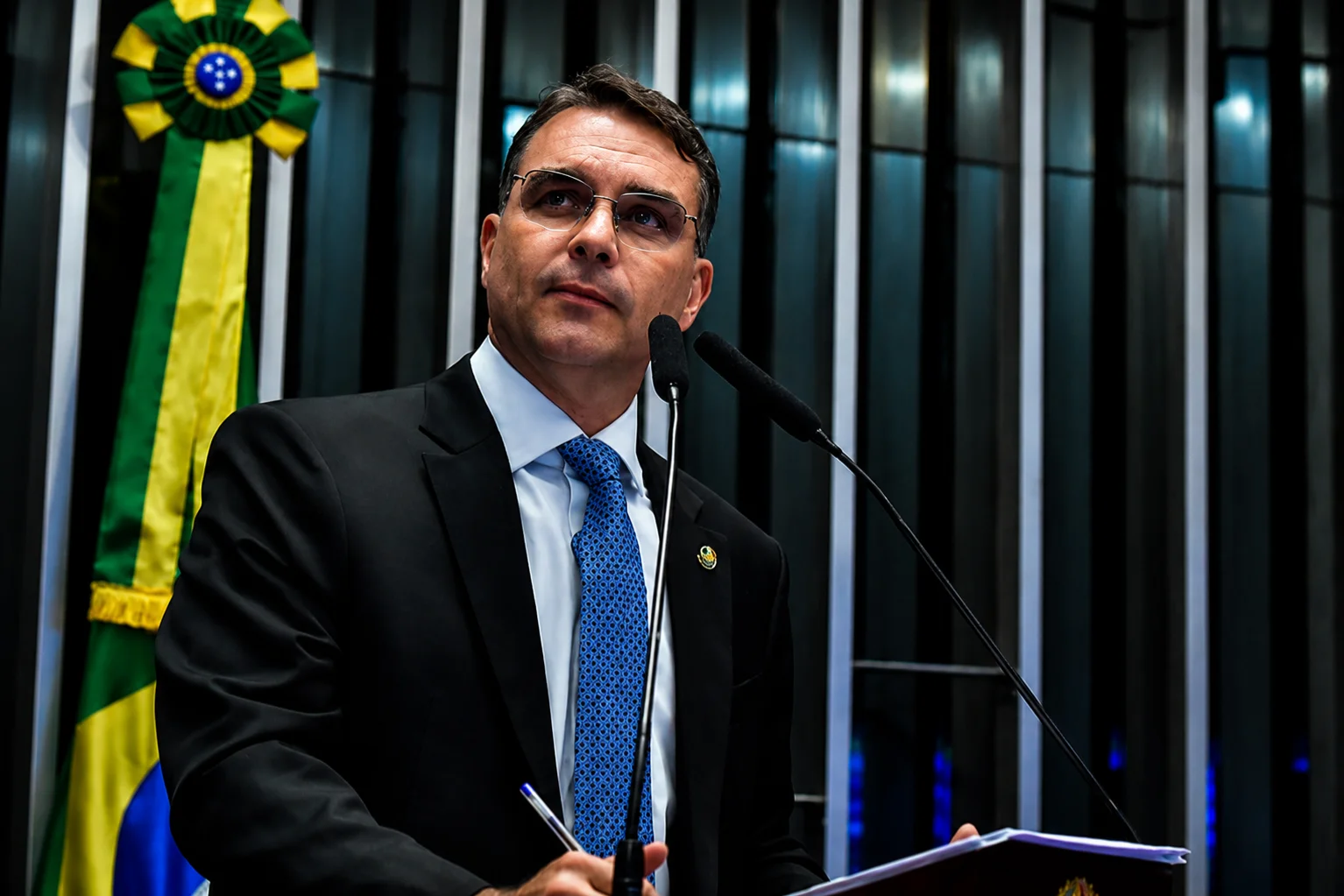Flávio Bolsonaro durante fala no parlamento.