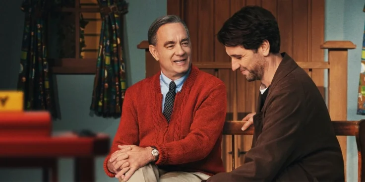 Sr. Roger durante uma conversa com o jornalista Lloyd Vogel. Imagem: Cena do filme Um Lindo Dia na Vizinhança.
