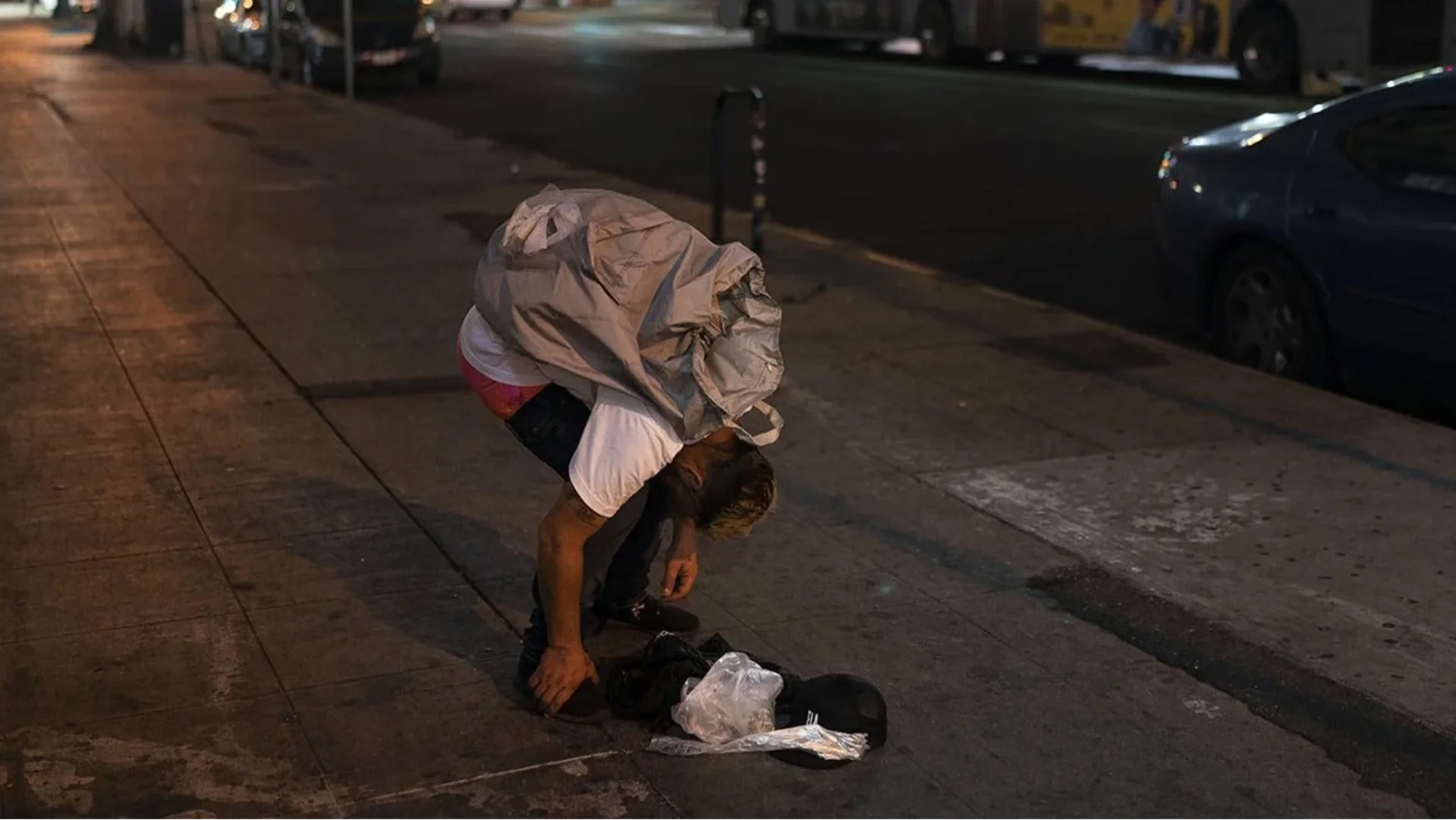 Anthony Delio, de 36 anos, dorme em uma calçada após fumar fentanil em Los Angeles, nos Estados Unidos, em 23 de agosto de 2022. Foto: Jae C. Hong/AP.