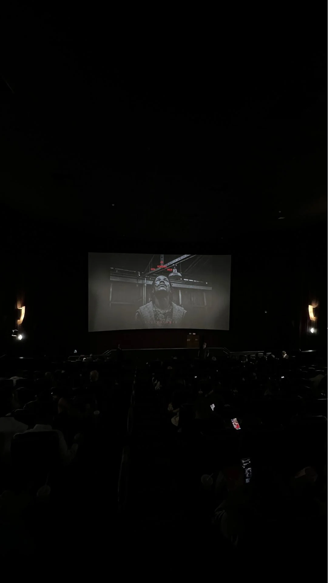 Sessão de cinema com Domingo Sem Deus