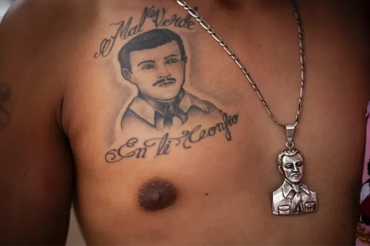 Pessoa usando tatuagem e pingente de Jesus Malverde. Imagem: Uol.