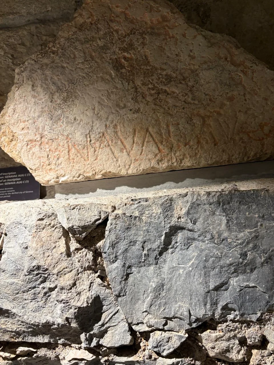 Pedra com a palavra Genebra gravada, uma das ruínas romanas no sítio arqueológico.