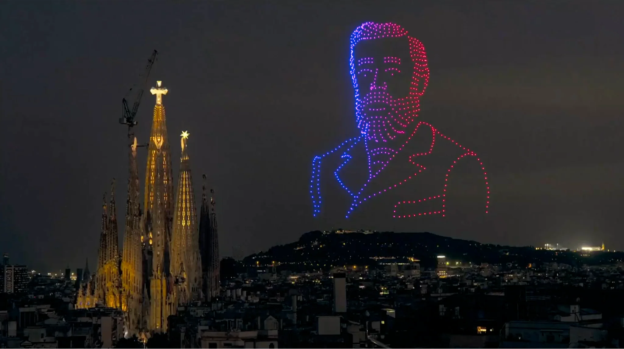 Show de drones formam a imagem da Gaudí no céu ao lado da basíica da Sagrada Família