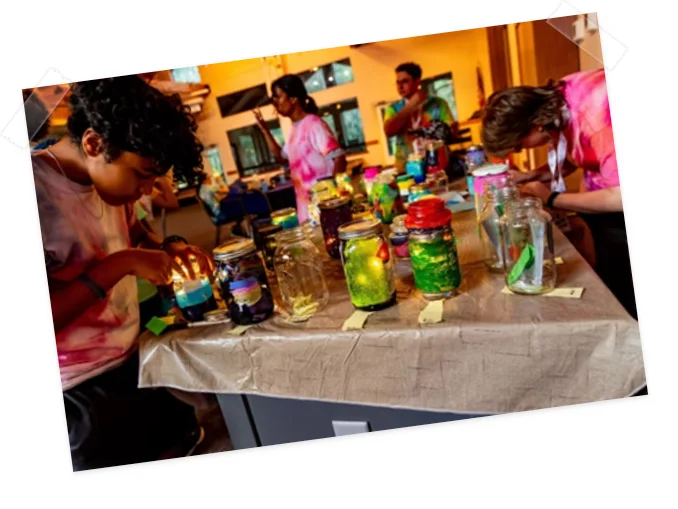 Foto de menores em uma das atividades do acampamento