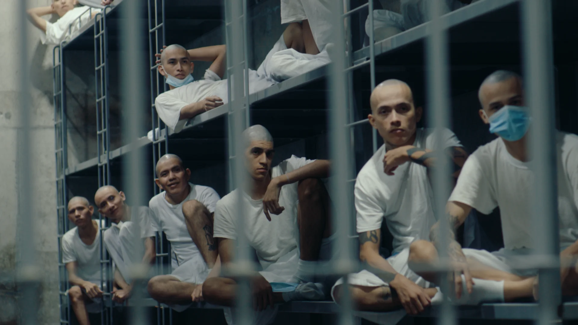 O CECOT (Centro de Confinamento do Terrorismo) é uma megaprisão de segurança máxima em El Salvador.