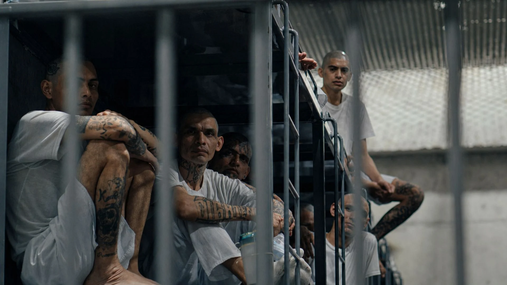 Detentos aparecem em cela coletiva durante gravação do documentário da Brasil Paralelo sobre o sistema prisional de El Salvador e a política de combate às gangues.