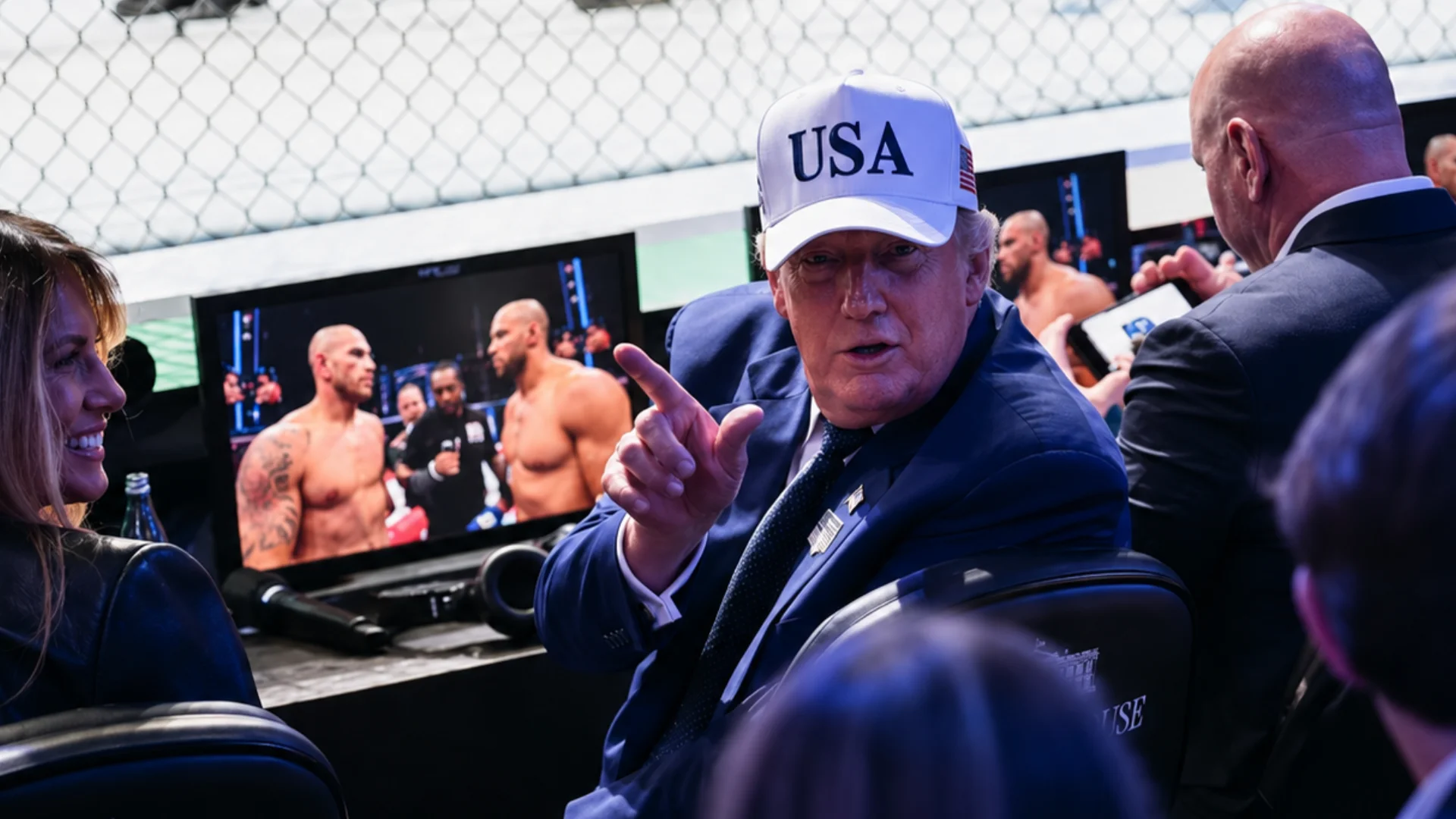 Trump assiste à luta entre o brasileiro Alex “Poatan” Pereira e o francês Ciryl Gane no UFC Freedom.