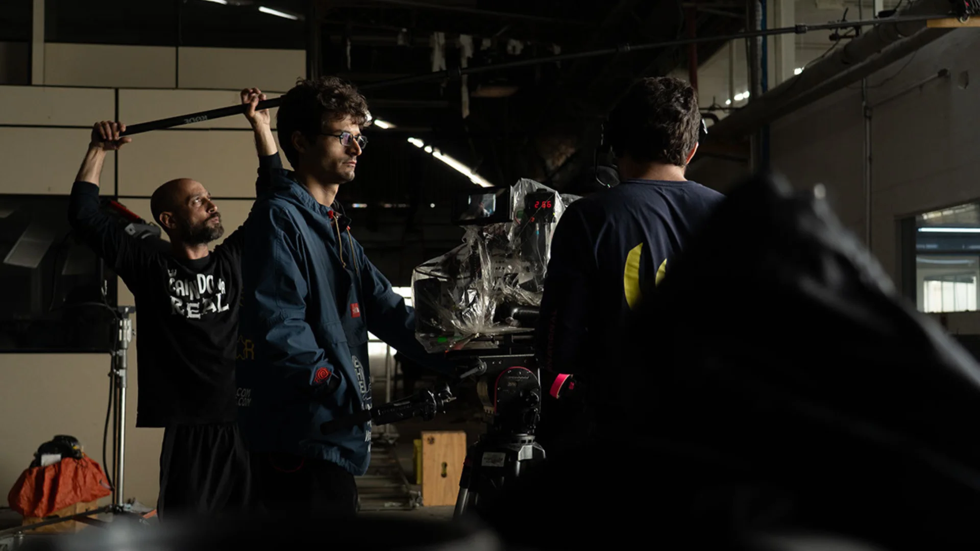 Breno Moreira, diretor de Domingo sem Deus, durante as gravações no Rio de Janeiro. Foto: Brasil Paralelo.