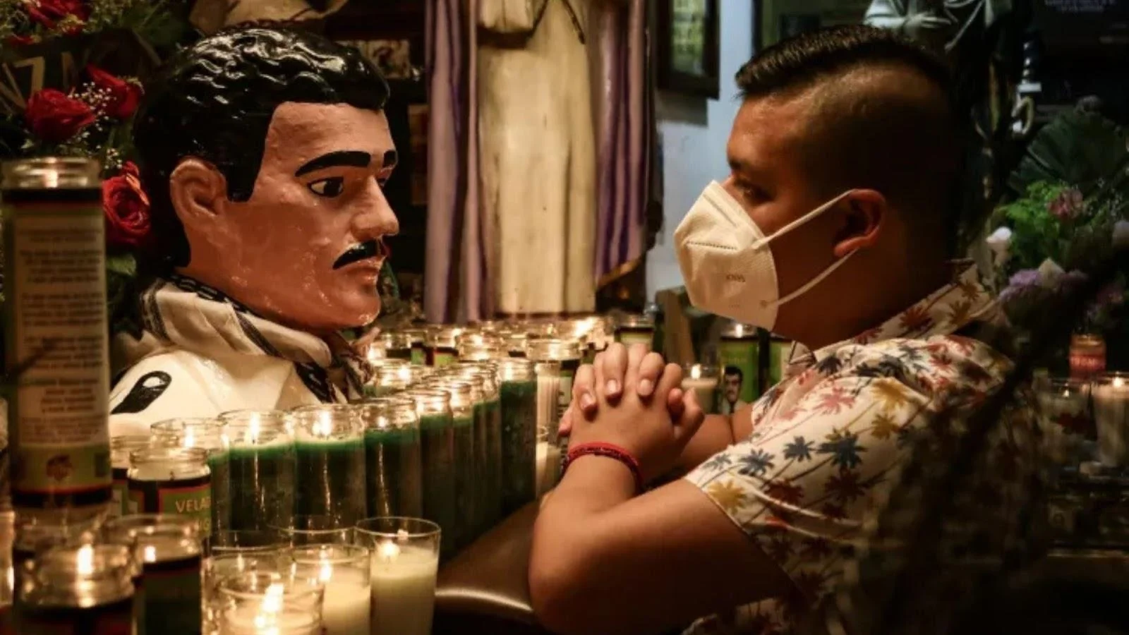 Pessoa rezando para Jesus Malverde em Sinaloa. Imagem: Uol