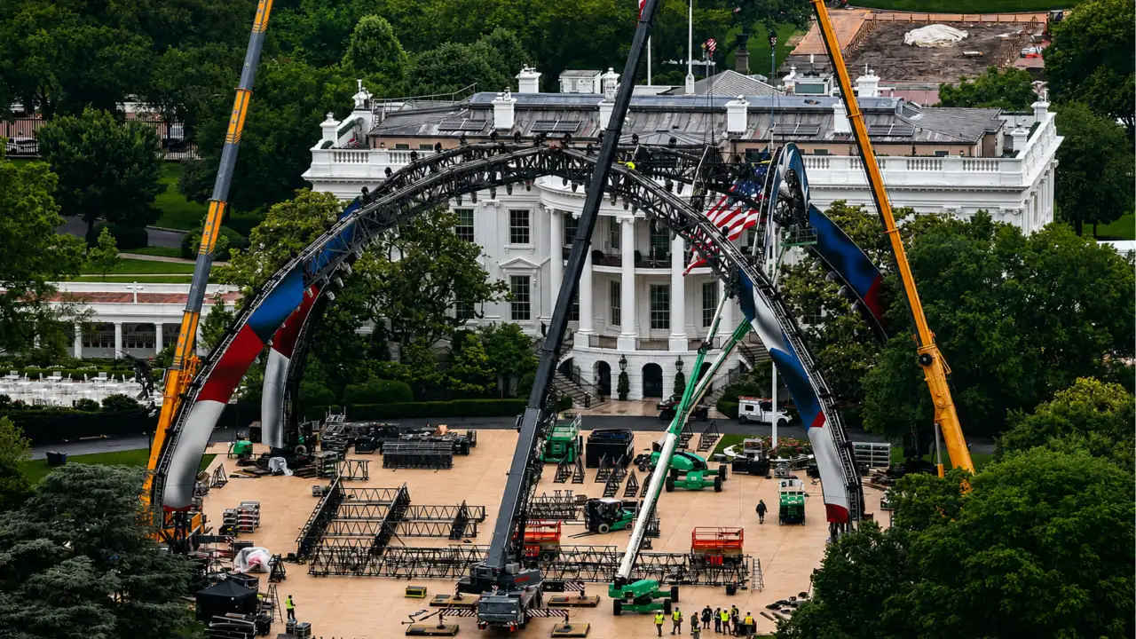 Estrutura monumental é montada em frente à Casa Branca para receber o UFC Freedom.