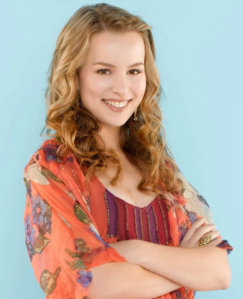 Bridgit Mendler na época da série Boa Sorte Charlie