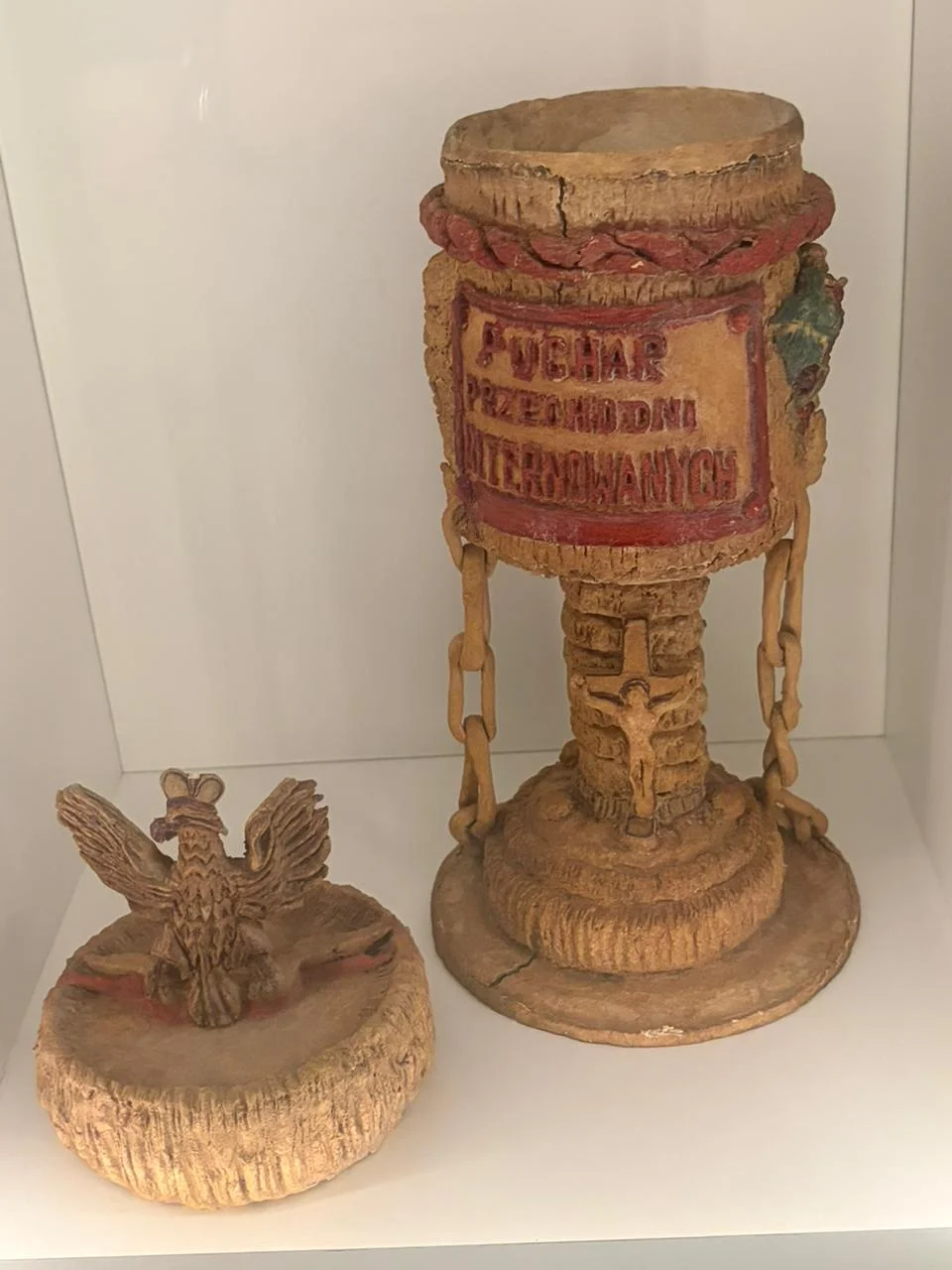 Obra de arte feita por prisioneiros na Polônia comunista e entregue a voluntários da Cruz Vermelha