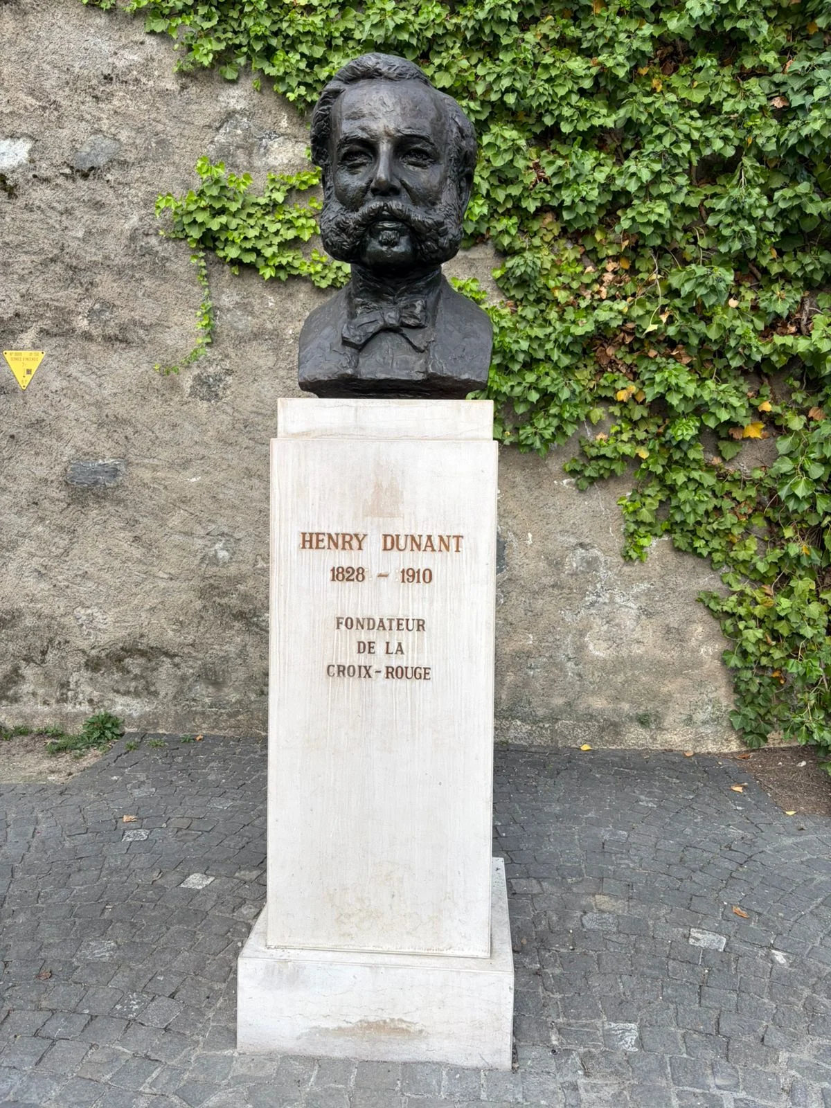 busto de Henri Dunant, o criador da Cruz Vermelha Internacional