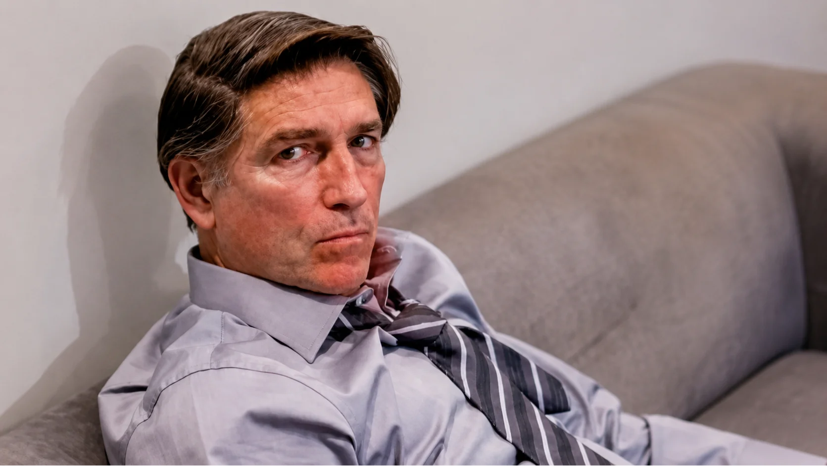Jim Caviezel aparece caracterizado como Jair Bolsonaro no novo filme Dark Horse.