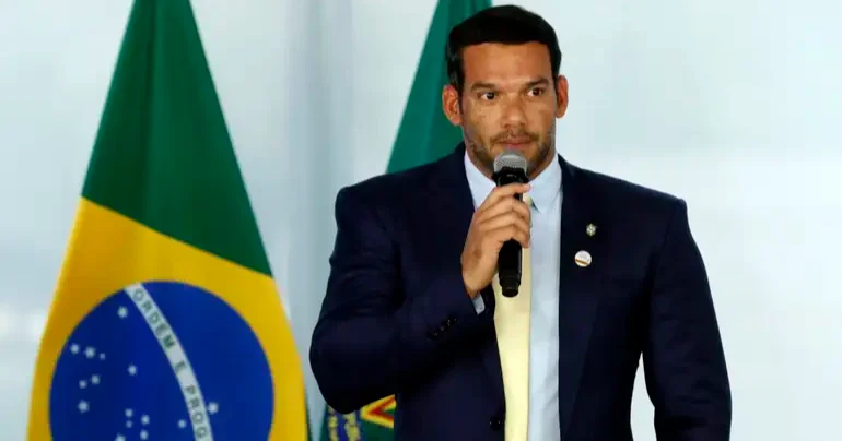 Cover image for Portal acusa presidente da CBF de usar verba para viajar com amante
