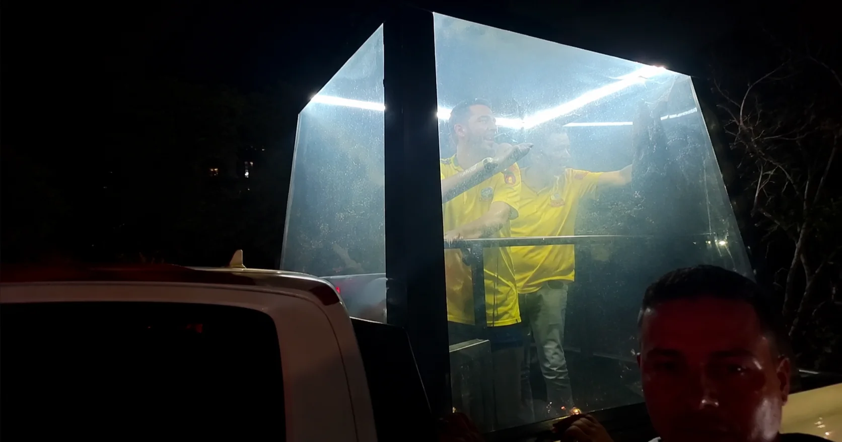 “Papamóvel colombiano”? Conservador aparece em carro blindado